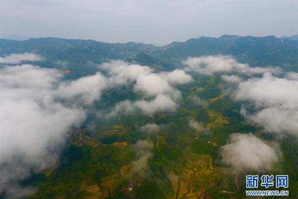 她是泰國(guó)的“人間尤物”, 身材堪稱(chēng)炸裂式發(fā)育, 被稱(chēng)為泰國(guó)林志玲
