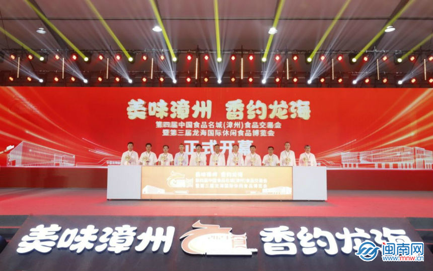 超模貝拉再登《vogue》封面 散發(fā)強(qiáng)大氣場