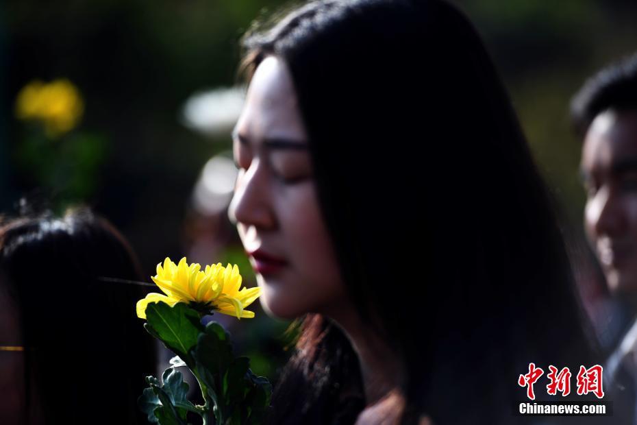 19名救火犧牲隊(duì)員遺體被送往殯儀館 現(xiàn)場哭聲不斷