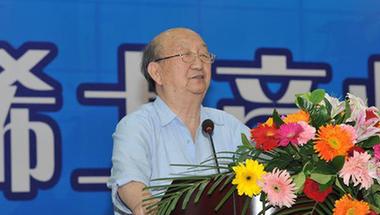 楊怡罕見(jiàn)曝光八個(gè)月孕肚以及寶寶性別，大肚如籮一臉幸福