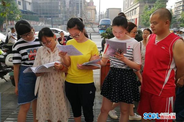 印度防疫人員這樣用消毒水噴返鄉(xiāng)民工