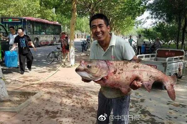 張韶涵黑西裝炫酷現(xiàn)身