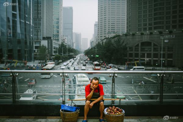 尹正怒懟黃曉明，怪他故意亂拍桌子：差點(diǎn)嚇掉了嘴里的肉
