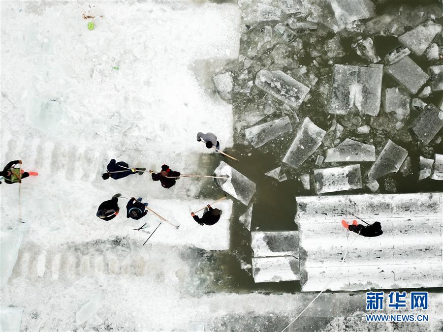 民警找回丟失背包，失主送錦旗表感謝