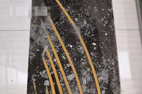 男護(hù)士擔(dān)心傳染拒絕孩子擁抱 下一秒掩面哭泣