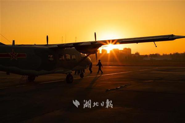 土耳其在建準(zhǔn)航母失火事故現(xiàn)場 濃煙滾滾