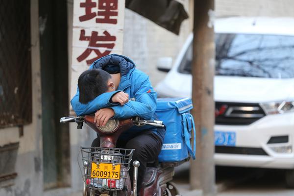 28輛車連環(huán)相撞致4死 現(xiàn)場(chǎng)大火燃燒濃煙滾滾
