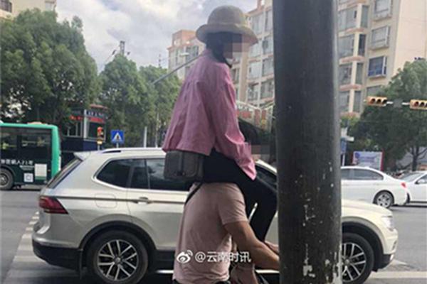 德牧把自己當(dāng)成孩子，跟小主人搶“媽媽”，誰(shuí)還不是寶寶呢