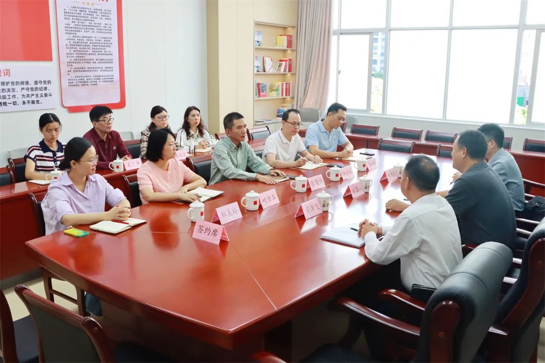 巴黎露天時(shí)裝表演 雨中模特穿著性感：胖瘦都是美