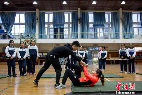 李易峰騎兒童自行車一臉正經(jīng) 綠洲巡邏童心未泯