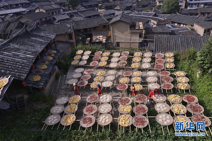 這國在建輕型航母著火，飛行甲板濃煙...