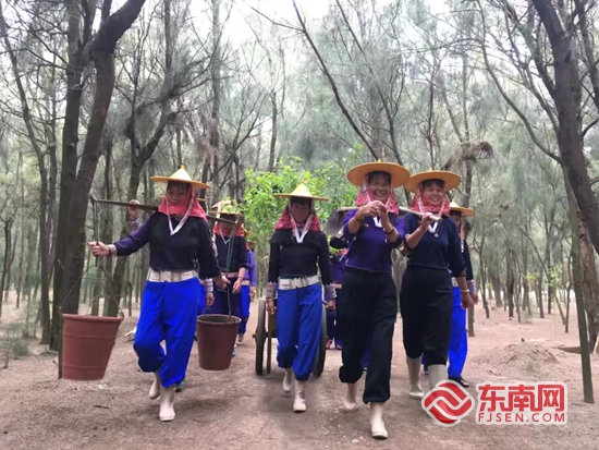 這國在建輕型航母著火，飛行甲板濃煙...