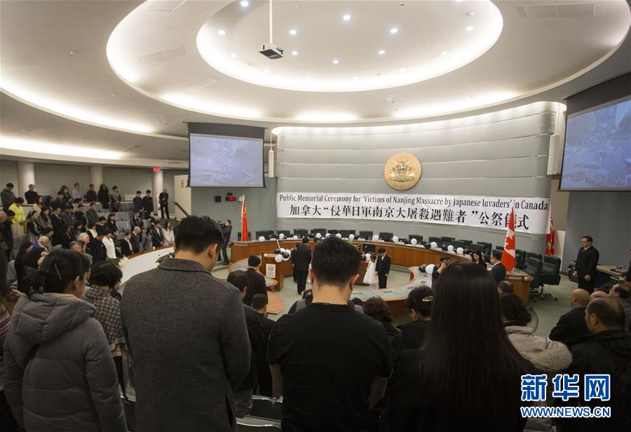 真拼！科爾親身示范從椅子上假摔 然后吹罰記者犯規(guī)
