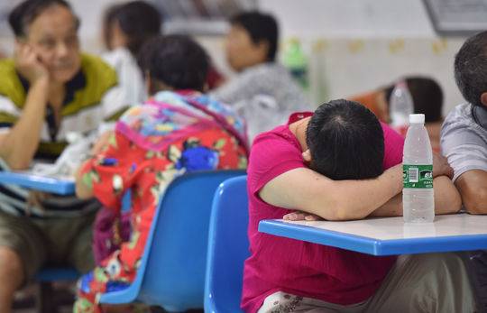 英國1.8億豪宅擁70個房間 室內(nèi)還有3層防彈玻璃