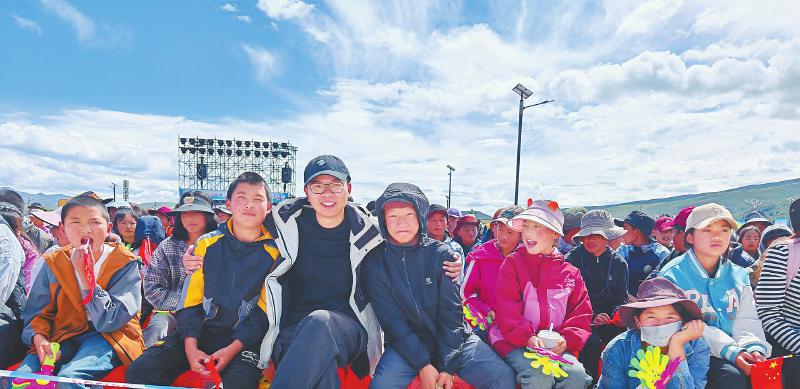 黃曉明姚晨悼念西昌山火犧牲勇士