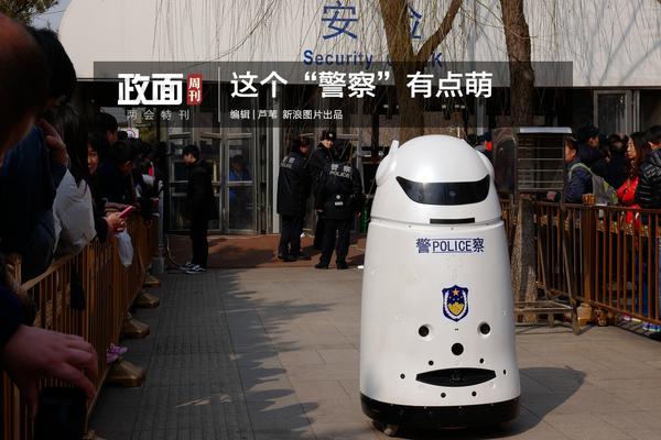 劉亦菲懷抱愛犬溫柔甜美 恬靜似畫中人