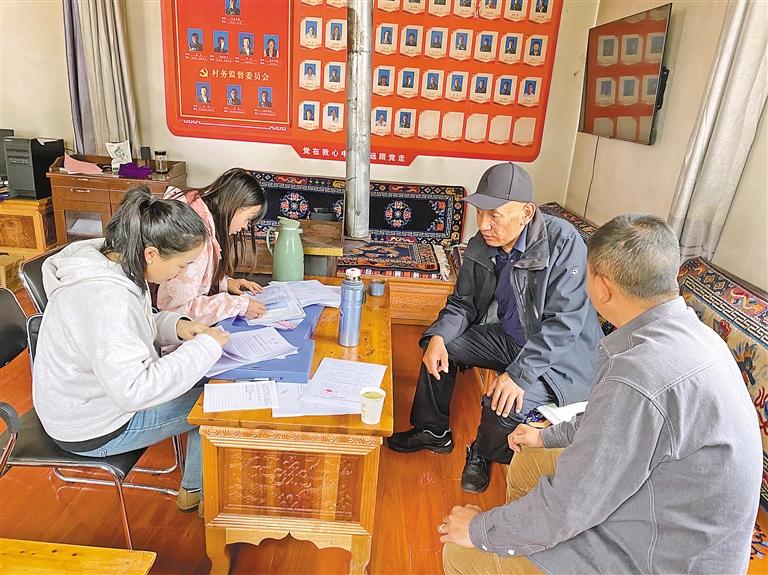 宋祖兒扎高馬尾配V領(lǐng)吊帶裙嬌俏動(dòng)人