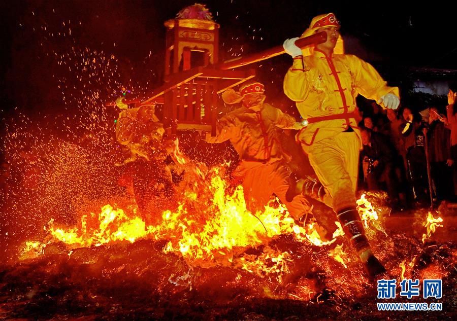 組圖：龔琳娜下鄉(xiāng)采風(fēng)學(xué)民歌 衣著打扮樸素絲毫沒明星架子