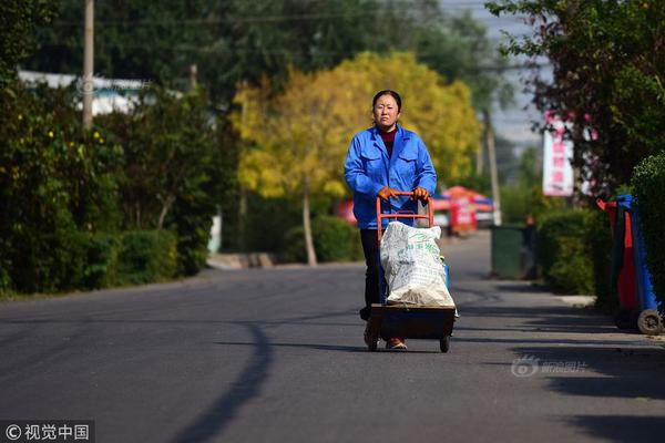 關(guān)曉彤出游連頭發(fā)絲都遮住