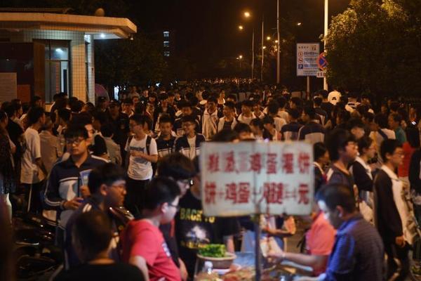 倆警察臥底“美女窩” 被要求每天最少交10個男友