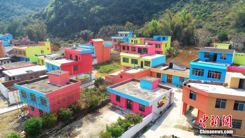 印度防疫人員這樣用消毒水噴返鄉(xiāng)民工