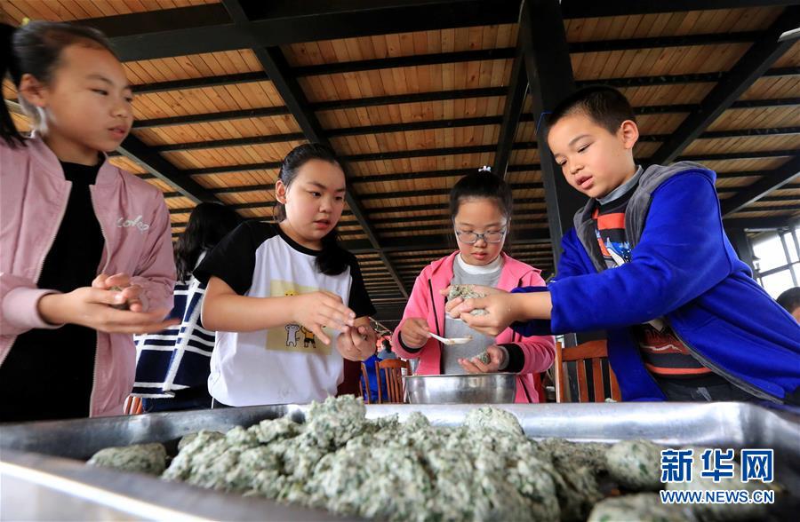 現(xiàn)場實拍，手工編織鋼絲繩，這工作太艱辛了