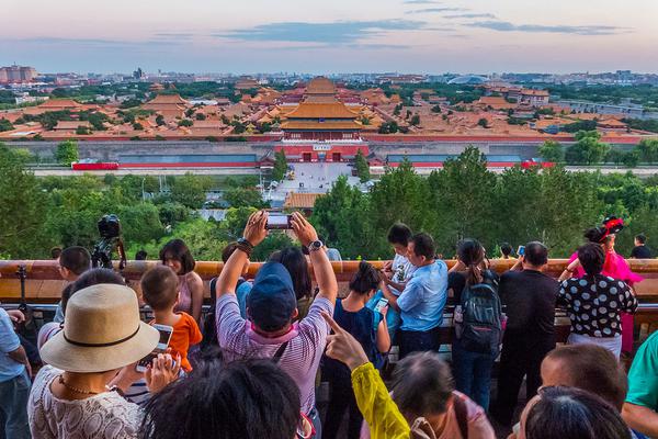 CELINE破天荒搞聯(lián)名，這些六位數(shù)的天價(jià)單品到底誰會(huì)買