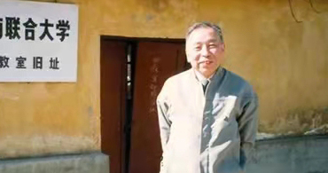 最美逆行！行李箱滾落砸向老人 小伙狂奔截住