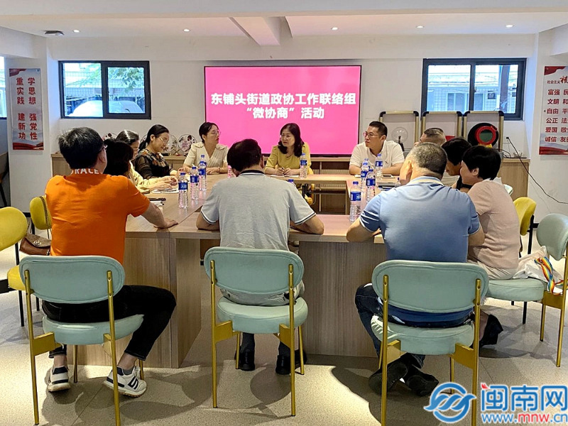 大學(xué)生手繪百米畫(huà)卷致敬五四