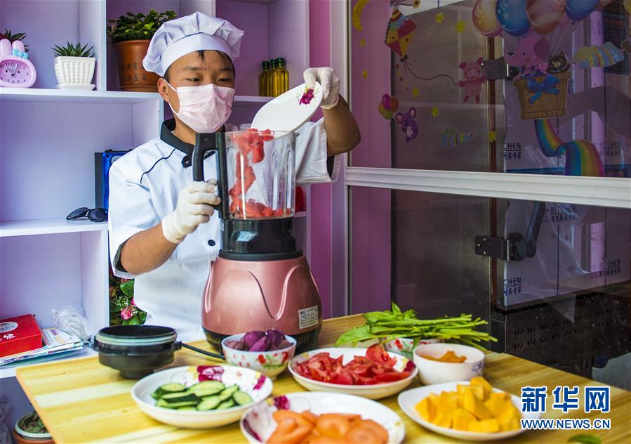 付辛博穎兒櫻花樹下甜蜜依偎 俊男美女撒狗糧