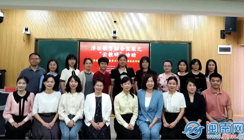 張?zhí)鞇郾粋髡莺蟋F(xiàn)身機(jī)場(chǎng)，顏值在線女王范十足