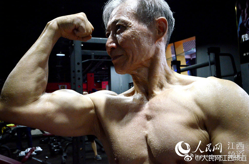 劫匪開皮卡撞破大門 盜取ATM機后揚長而去